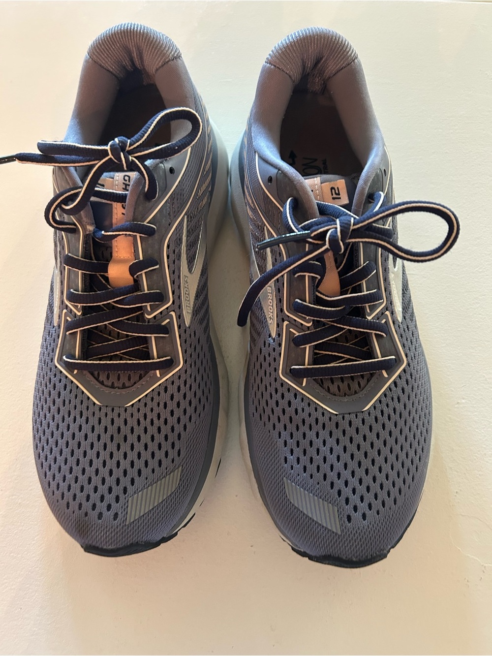 Brooks Ghost Women’s Gray  and Silver Lightweight Athletic Sneakers. Size 8.5.